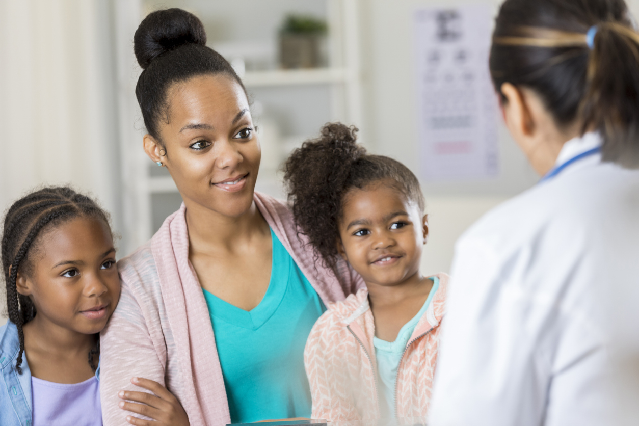 Une mère et ses deux filles échangent avec une médecin du CPSMN lors d'une consultation médico-psychosociale.